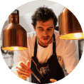 Paniers garnis de produits du terroir parisien - Cuisinier dans sa cuisine